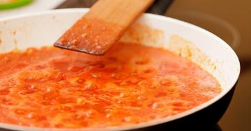 Espaguetis con salsa de tomate y pollo