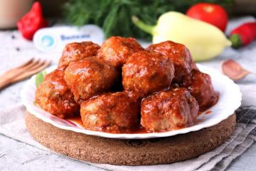 Albóndigas en salsa de tomate en una sartén