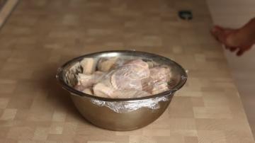 Cómo cocinar muslos de pollo con corteza crujiente