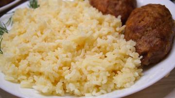 Guarnición de arroz, receta por lo que incluso los turnos de arroz más baratos desmenuzable