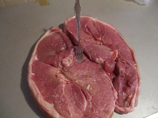 Carne en un tenedor fácilmente pinchazo