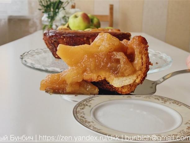 Un pedazo del pastel de manzanas y pan. Charlotte en Alemán