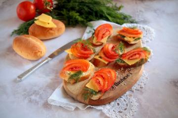 Sándwiches de tomate, queso y ajo